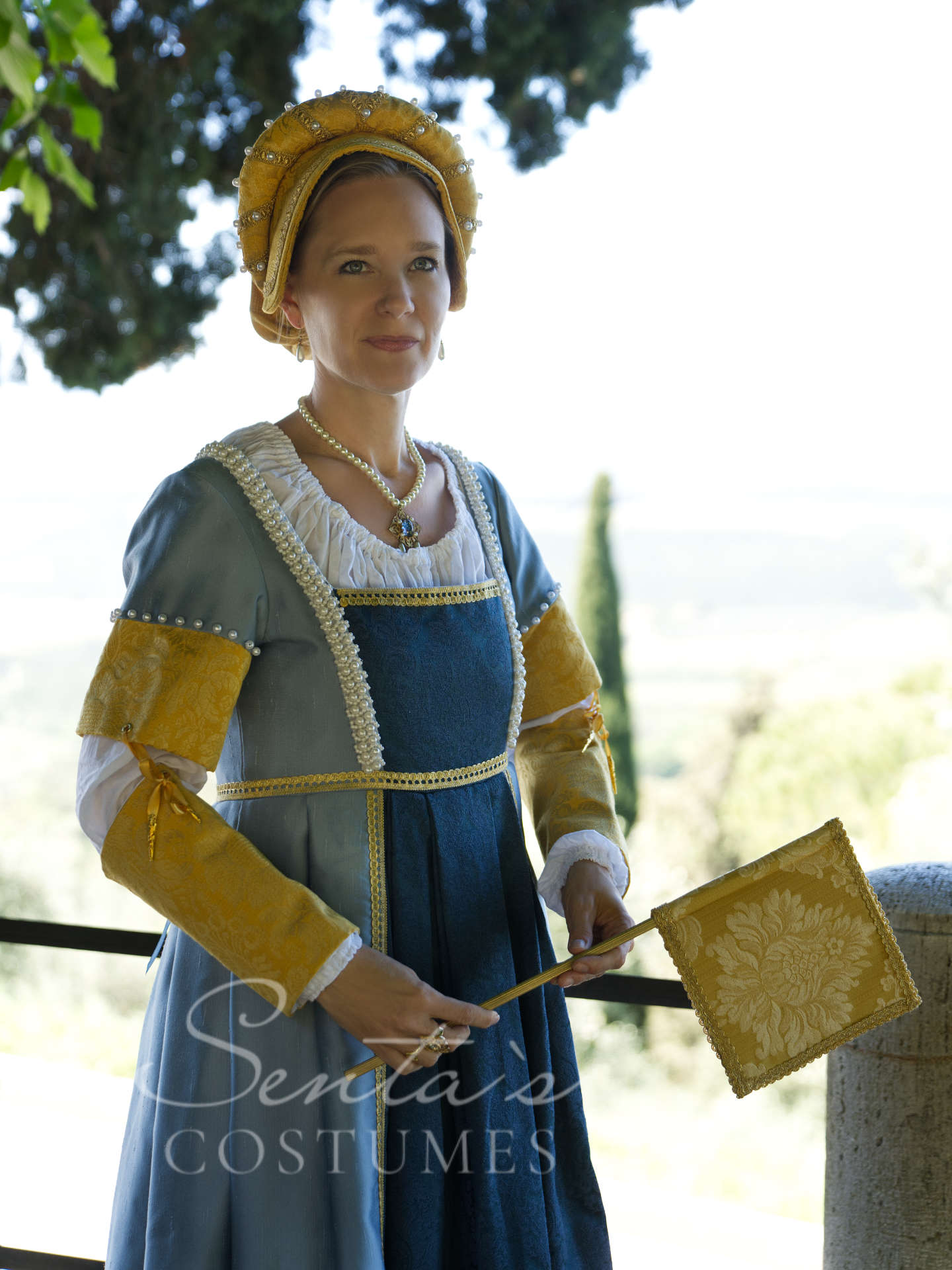 Blaues und gelbes Renaissancekleid mit Haube und blauem Stabfächer M L (EU) – handgefertigt