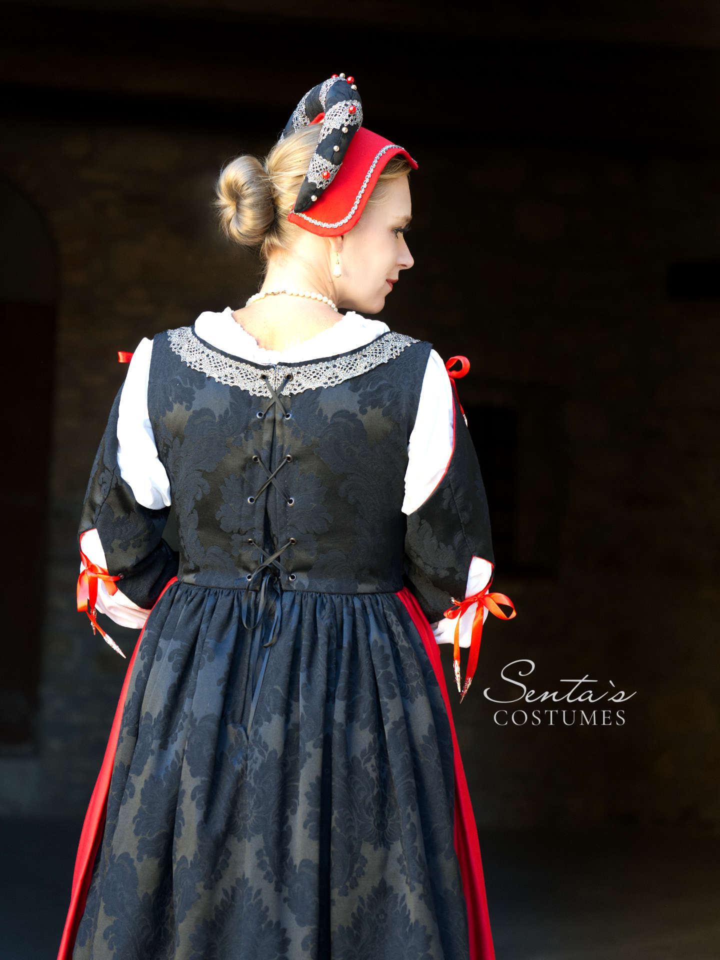 Abito rinascimentale nero rosso – fatto a mano