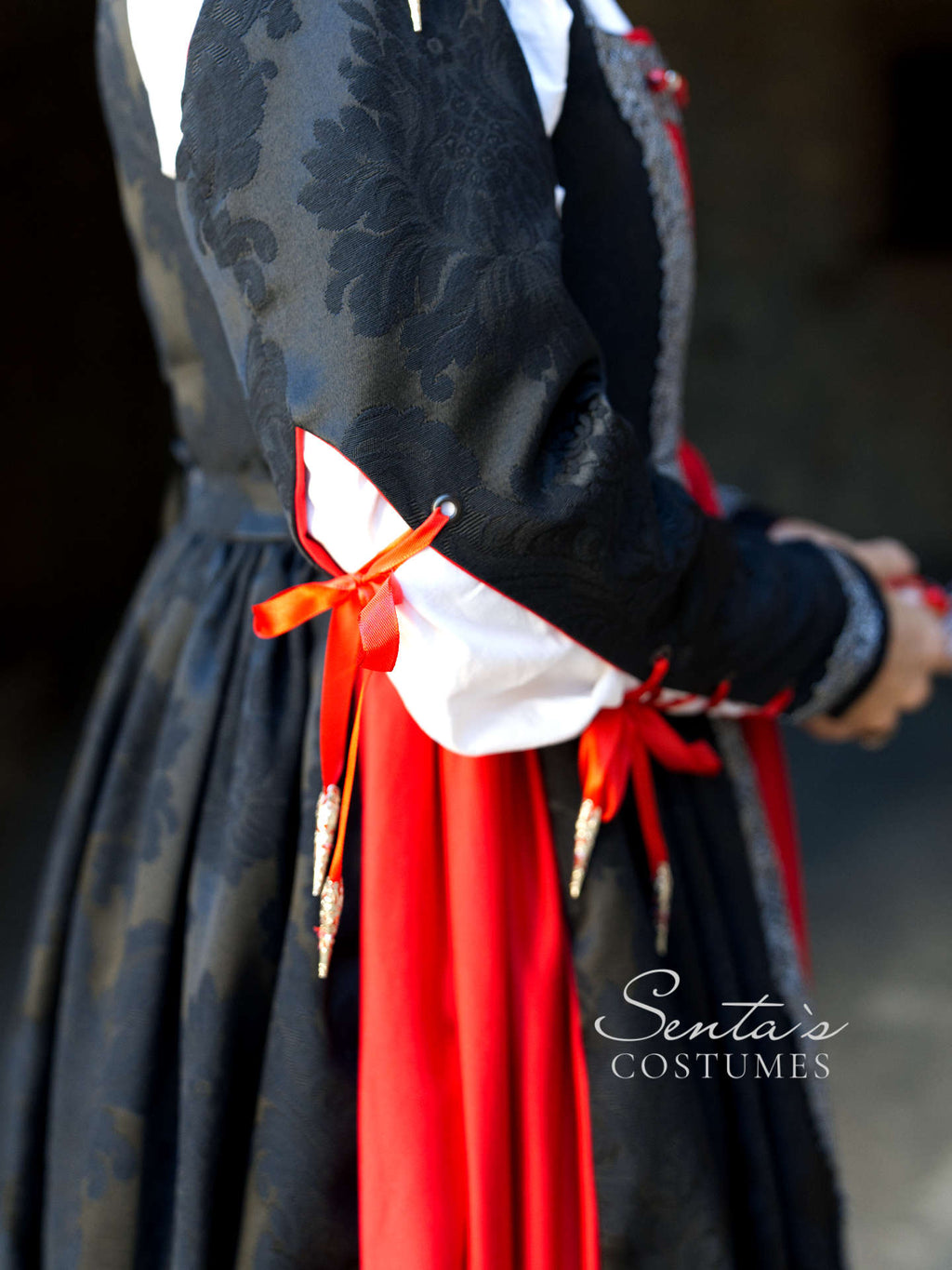 Abito rinascimentale nero rosso – fatto a mano