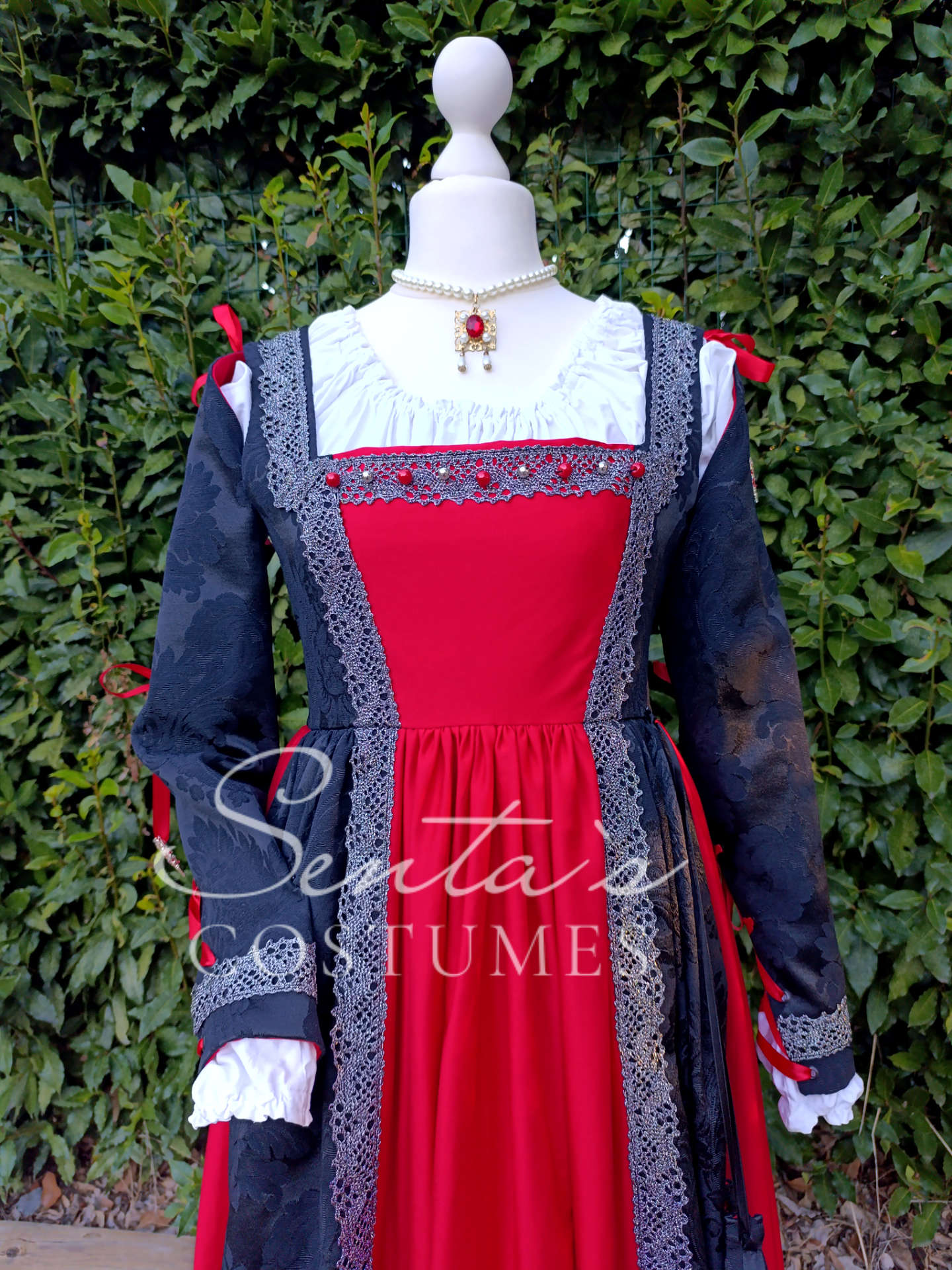 Black and red Renaissance dress 36-40 (EU) – handmade